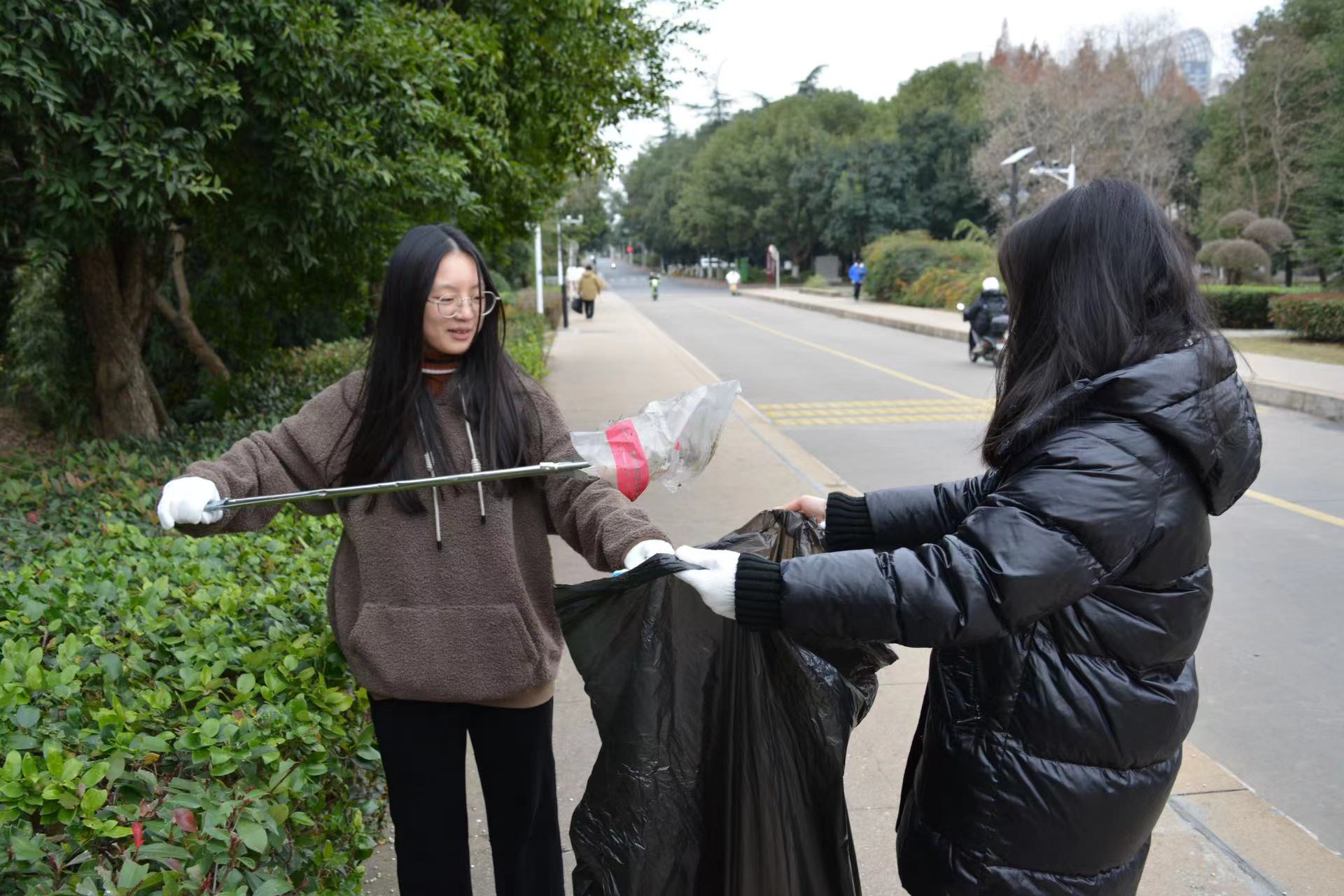男人在树林里  中度可信度描述已自动生成