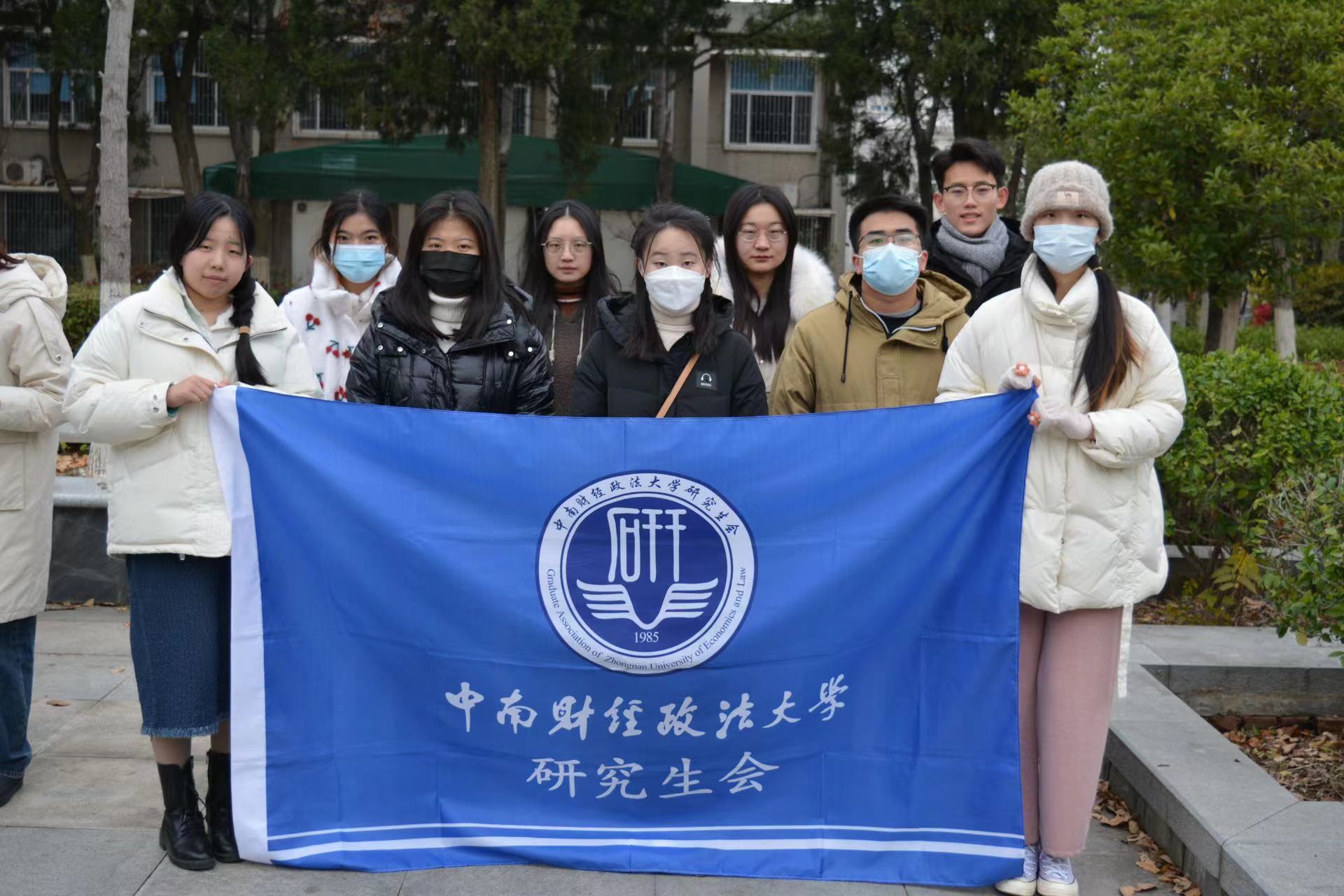 一群人站在一起合影  中度可信度描述已自动生成