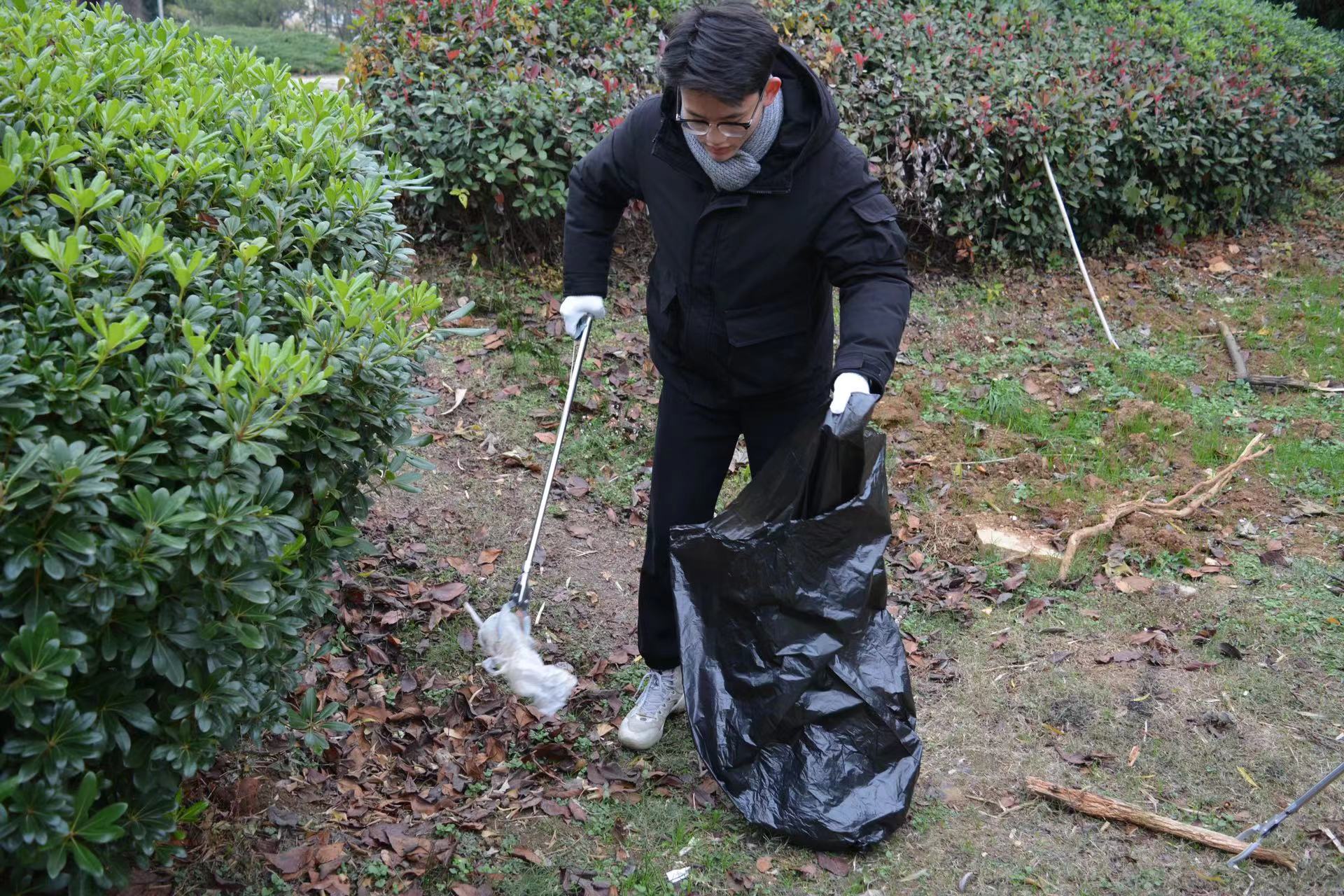 女人站在街道上  描述已自动生成